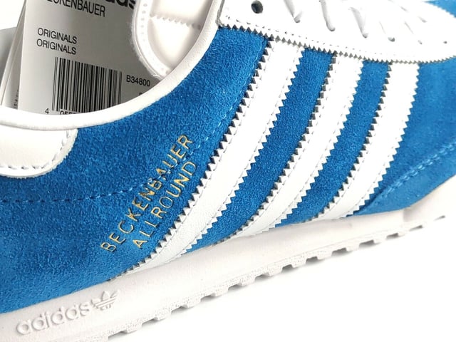 Adidas Beckenbauer Herren Sneaker Blau Adidas Beckenbauer Sneaker werden von Franz Beckenbauer unterstützt, einem der größten deutschen Fußballer aller Zeiten. Er verlieh diesem Schuh sein Gesicht, das auf jedem einzelnen Zungenetikett zu sehen ist.
Obermaterial aus Leder/Wildleder
Innenmaterial aus Textil
Gummisohle
Trefoil-Profil
Schnürverschluss