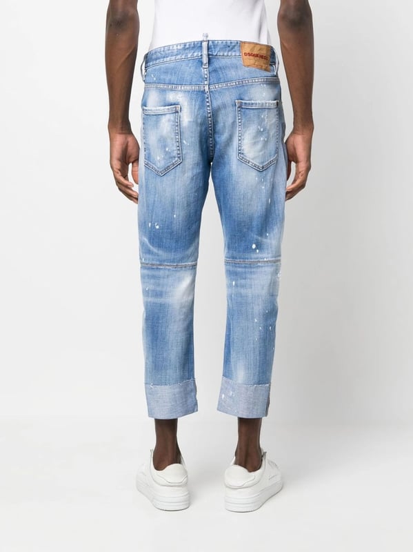 Detailed with heavy distressing, these jeans speak to Dsquared2's street-style aesthetic. The lived-in looking pair is cut to a cropped leg and features a paint-splatter effect, for a further deconstructed finish.


Made in Italy