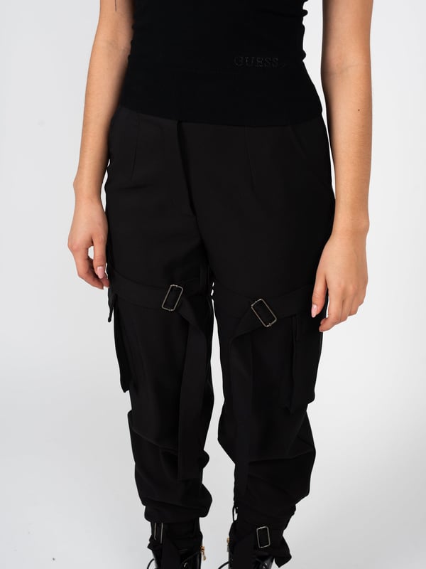 Unser Produkt zeichnet sich durch eine einheitliche Farbe aus, die ihm Eleganz verleiht und es Ihnen ermöglicht, es leicht zu jeder Stilrichtung zu passen, sei es lässig oder formeller.

Dank dekorativer Streifen, die das Ganze subtil verzieren, erhält das Produkt einen einzigartigen Charakter und hebt sich von anderen ab, indem es Ihrer Garderobe einen Hauch von Luxus hinzufügt.

Ein einzigartiges dekoratives Element am Knopf ist ein kleines, aber bedeutendes Detail, das die Aufmerksamkeit auf sich zieht und die Sorgfalt für Details betont, was dem Ganzen einen besonderen Charme verleiht.

Praktische und stilvolle große Taschen sind nicht nur ein modisches Element, sondern auch eine funktionale Ergänzung, die das Aufbewahren von notwendigen Kleinigkeiten auf bequeme Weise ermöglicht.

Das Produkt wurde in Italien hergestellt, was die höchste Qualität der Verarbeitung und die Verwendung der besten Materialien garantiert und ihm zusätzliches Prestige sowie die Sicherheit verleiht, dass Sie etwas wirklich Besonderes wählen.