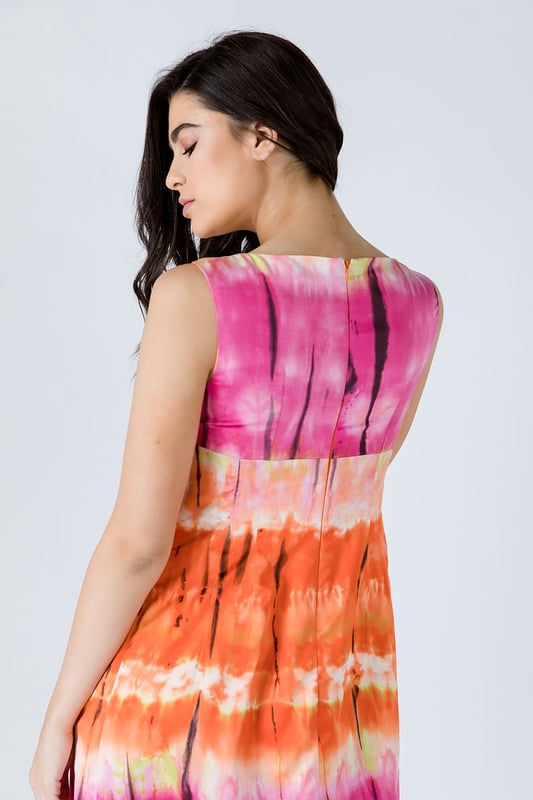Vestido estampado multicolor sin mangas y escote barco. Costura debajo del busto con pliegues justo debajo en la parte delantera y trasera. Cierre con cremallera oculta en la espalda. Línea Imperio. Nuestro modelo mide 172 cm y lleva la talla 36/S. Medidas de la talla 38 (en cm): Hombro -37; Pecho-42; cintura-40; Abajo-57; Longitud del cuerpo-92. 92%PES-8%ELASTANO