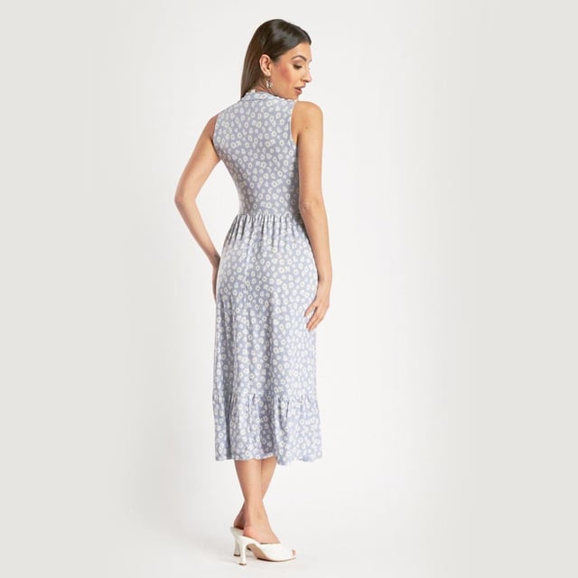 This pretty midi dress just says summer, with its simple daisy all over print on pale blue.  Try teaming it with a white cardigan or shrug for cooler days and nights.  Made from a stretchy fabric for the ultimate in comfort and style.
Fit: Stretch Fit, Sizing: As expected