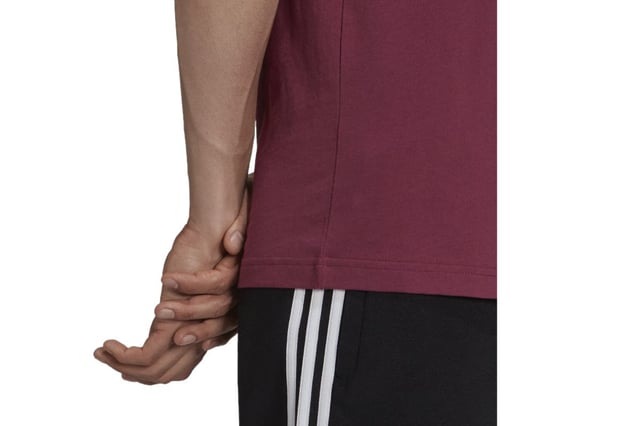 The Trefoil logo is steeped in sport and style history. But it's about more than that. It represents a fearless energy and a clan of creators striving to be their best at every step. Slip into the comfort of this adidas t-shirt and show it off. By buying cotton products from adidas, you're supporting more sustainable cotton farming.  - This model is 188 cm and wears a size M. Their chest measures 95 cm and the waist 81 cm. - Regular fit - Ribbed crewneck - 100% cotton single jersey - Better Cotton Initiative  Shipped by adidas