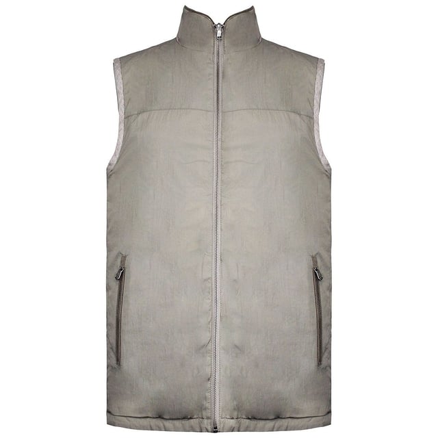 Chaleco reversible de lino beige para hombre de Hackett London: una prenda versátil y elegante que ofrece comodidad y la característica única de la reversibilidad. Este chaleco está cuidadosamente confeccionado para proporcionar aislamiento y un toque de sofisticación. Estas son las principales características de este excepcional chaleco de lino beige:

 Diseño reversible:  Una de las características más destacadas de este chaleco es su diseño reversible. Te permite disfrutar de dos looks distintos en una sola prenda. Puedes elegir llevarlo con cualquiera de los dos lados hacia fuera, lo que te da la libertad de cambiar de estilo sin esfuerzo.

 Tejido de lino de primera calidad:  Confeccionado en lino de alta calidad, este chaleco es a la vez elegante y transpirable. El lino es conocido por su ligereza y comodidad, lo que lo convierte en una excelente opción para los días más cálidos.

 Color beige versátil: El chaleco presenta un color beige versátil que emana un estilo atemporal y complementa una amplia gama de opciones de ropa. El beige es una opción clásica y neutra.

 Diseño sin mangas:  Con su diseño sin mangas, este chaleco proporciona un movimiento sin restricciones para los brazos, al tiempo que ofrece calor central. Es adecuado para llevar encima de jerséis, camisas de manga larga o debajo de otras prendas exteriores.

 Cierre de cremallera: La parte delantera del chaleco está equipada con un cierre de cremallera integral que facilita su colocación. La cremallera suele estar diseñada para ser duradera y práctica.

 Cuello alto:  El cuello alto añade un toque de estilo y proporciona calor adicional y protección contra la brisa.

 Bolsillos funcionales:  El chaleco suele incluir prácticos bolsillos, como bolsillos con cremallera para las manos o bolsillos interiores, que ofrecen un cómodo espacio de almacenamiento para pequeños objetos esenciales o para mantener las manos calientes.