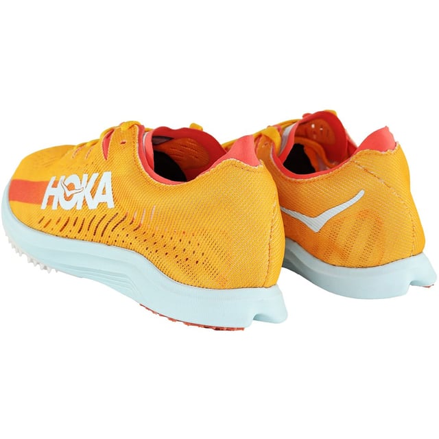 Die Hoka Cielo X LD Track Spike Herren-Laufschuhe in Orange sind spezielle Sportschuhe für Leichtathletik, insbesondere Langstreckenläufe. Hier sind einige wichtige Merkmale und Details dieser Spike-Laufschuhe: Spike-Design: Diese Laufschuhe wurden speziell für Leichtathletik-Wettkämpfe entwickelt. Die abnehmbaren Spikes an der Außensohle sorgen für hervorragende Traktion und Halt auf der Laufbahn und verbessern so Ihre Leistung im Rennen. Leichtbauweise: Hoka legt bei seinen Spike-Laufschuhen Wert auf ein leichtes Design, um Athleten zu Höchstleistungen zu verhelfen. Die Cielo X LD Laufschuhe sind besonders leicht und reduzieren so den Luftwiderstand und die Ermüdung im Rennen. Strapazierfähige Außensohle: Die Außensohle dieser Laufschuhe besteht aus strapazierfähigen Materialien, um den Belastungen von Leichtathletik-Veranstaltungen standzuhalten und so Langlebigkeit und konstante Leistung zu gewährleisten. Langstrecken-Fokus: Diese Spike-Laufschuhe sind ideal für Langstreckenläufe, bei denen Ausdauer und eine effiziente Lauftechnik entscheidend sind. Leuchtendes Orange: Das kräftige Orange verleiht diesen Laufschuhen einen unverwechselbaren und dynamischen Look und macht sie auf der Laufbahn leicht erkennbar. Anpassbare Spikes: Track Spikes sind normalerweise anpassbar, sodass Sie die Spikelänge je nach Art der Leichtathletikveranstaltung, an der Sie teilnehmen, anpassen können. Stützende Passform: Hoka Track Spike-Schuhe bieten eine bequeme und stützende Passform, die Ihre Laufeffizienz verbessert und das Verletzungsrisiko verringert. Ideal für Wettkämpfe: Diese Schuhe sind für Leichtathletik-Wettkämpfe vorgesehen, einschließlich Langstreckenrennen wie 5.000 m oder 10.000 m. Hoka-Branding: Das Hoka-Branding auf diesen Schuhen steht für ihre Qualität und Leistungsfähigkeit. In verschiedenen Größen erhältlich: Hoka bietet normalerweise eine Reihe von Größen an, um Athleten mit unterschiedlichen Fußgrößen gerecht zu werden. Die orangefarbenen Hoka Cielo X LD Track Spike-Schuhe für Herren sind eine großartige Wahl für Leichtathleten, insbesondere für jene, die sich auf Langstreckenveranstaltungen spezialisiert haben. Diese Schuhe bieten den nötigen Halt, die nötige Bodenhaftung und die leichte Konstruktion, die für herausragende Leistungen bei Wettkämpfen erforderlich sind.