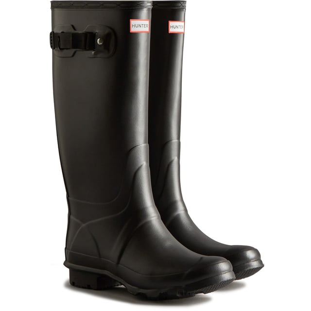 The Huntress Wellington boot is a durable design, handcrafted from a soft rubber compound. This black style features a slightly lower leg length compared to the Original Tall and a wider calf for optimum comfort.