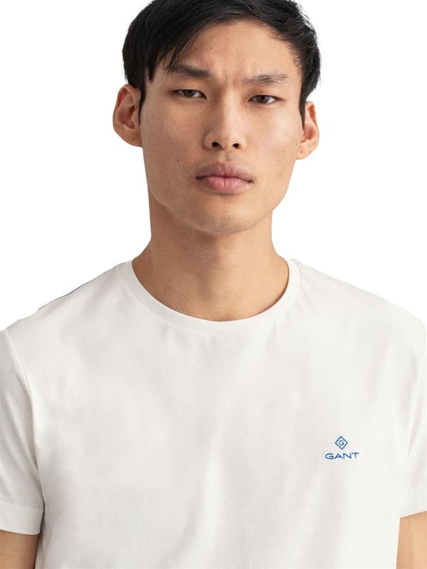 Gant Contrast Logo T-Shirt is a classic crew-neck tee with contrast color logo embroidery on the chest. Feature Short Sleeves and a Crew Neckline. Crafted With 100% Cotton, these Lightweight and breathable Regular Fit T-shirts are Machine Washable.