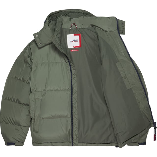 Chaqueta para hombre de la marca Tommy Jeans en color azul. La chaqueta está hecha de poliéster reciclado y tiene un corte regular. En el pecho lleva el icónico logo de Tommy.  Marca: Tommy JeansNombre del modelo: Alaska Puffer JacketCategoría: chaqueta de hombreMateriales: poliéster recicladoColor: verde