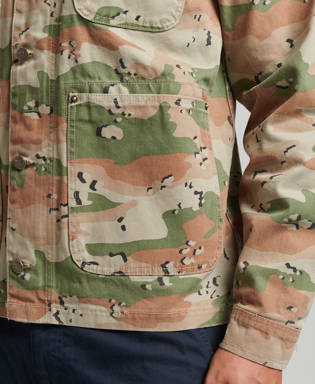 Inspired by the American Frontier, our Vintage Ranch Jacket takes those iconic cues into a contemporary style so you can embrace that retro vibe whilst staying true to your authentic self. Lightweight and finished with branded detailing, this jacket is the ideal transitional piece that will sharpen up any outfit.Relaxed fit – the classic Superdry fit. Not too slim, not too loose, just right. Go for your normal sizeSingle cord collarZip and button fasteningFour-pocket designButton cuffsInternal popper fastening pocketFully linedSignature Superdry patchBranded hardware