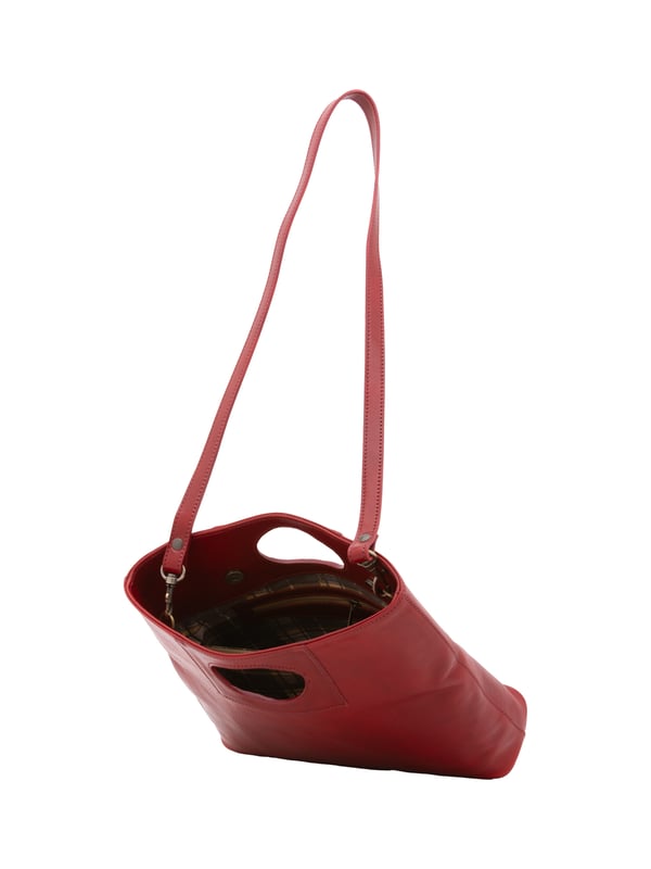 Damen-Umhängetasche mit Magnetverschluss. eine Innentasche mit Reißverschluss und zwei offene Innentaschen. fehlende Außentaschen. abnehmbarer Schultergurt aus Leder. im Ledergriff. zwei Innenfächer.  Außenmaterial. Innen mit Baumwolle gefüttert. Maße: 28x33x10 cm. Hergestellt in Italien