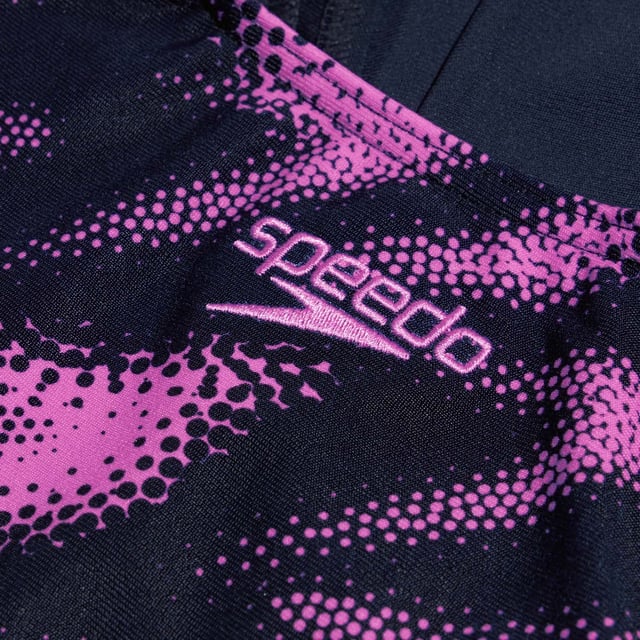 Dames Speedo HyperBoom Placement Muscleback Zwempak in marineblauw - roze.- Muscleback ontwerp.- Gevoerd aan de voorkant.- 100% chloorbestendig.- Sneldrogend.- Een van de garens in de ECO Endurance + stof is gemaakt van 100% post-consumer afval zoals gerecyclede plastic flessen.- Ref: 80869415580Let op: retourzendingen worden alleen geaccepteerd als het hygiënelabel nog aan het product bevestigd is.
