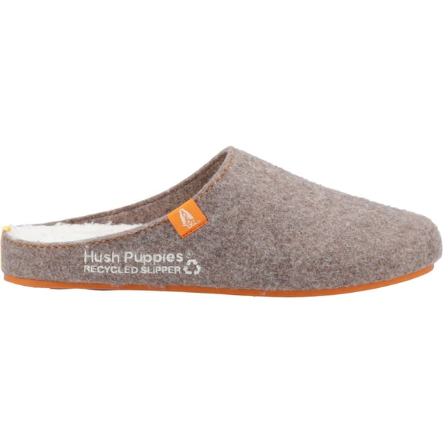 Hush Puppies The Good 90% Gerecycled RPET Polyester Herenpantoffels Bruin Gemaakt van 90% gerecycled polyester. De Good Slipper is een must have dit seizoen met zijn superzachte sok van biologisch katoen en bed van 100% gerecycled schuim. Gemaakt met een duurzame zool van natuurlijk rubber voor extra grip en extra comfort.