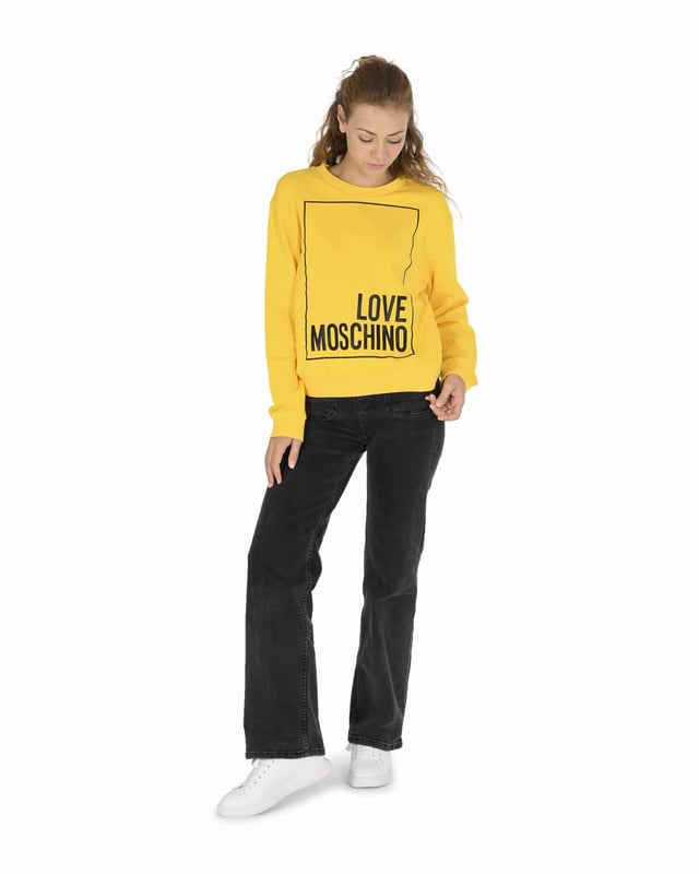 Love Moschino Damen Sweatshirt in Gelb  
Hergestellt aus 100% Baumwolle  
Einlage aus 95% Baumwolle und 5% Spandex  
Hergestellt in der Türkei  
Maße  
Perfekte Ergänzung für Ihre Garderobe in der kommenden Saison  
100% BAUMWOLLE - INNEN 95% BAUMWOLLE 5% SPANDEX
