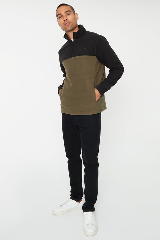 Upgrade your active essentials with this colour block, quarter zip, microfleece top from the Threadbare Outdoor range. Designed with a funnel neck, two side pockets and has a very comfortable feel. This top is ideal for layering and has the threadbare signature logo on the chest.