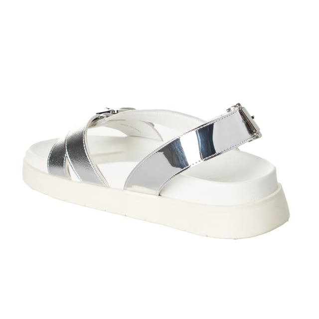 Sandalias con plataforma de Liu Jo con un diseño elegante que combina detalles brillantes y funcionalidad para un estilo moderno.

Características:

- Sandalias de plataforma elevada que proporciona comodidad y altura, ideal para un look contemporáneo.
- Tiras cruzadas con acabado metálico que añaden un toque sofisticado y distintivo.
- Cierre ajustable en el tobillo con hebilla metálica para un ajuste seguro y personalizado.
- Detalle del logotipo Liu Jo grabado en una de las tiras, reflejando autenticidad y exclusividad.
- Plantilla acolchada para garantizar confort durante todo el día.
- Alto de la plataforma: 4 cm. 
- Incluyen bolsas de almacenamiento para mayor cuidado y protección.

Estas sandalias de plataforma Liu Jo destacan por su diseño moderno y cómodo, perfectas para realzar cualquier outfit con elegancia y practicidad.
 Composición: Exterior: Poliuretano; Interior: Piel; Plantilla: Poliuretano; Suela: TPR
 Cuidados:
- Limpiar con un paño húmedo.
- Evitar mojarlas en exceso.
- Guardar en un lugar fresco y seco.