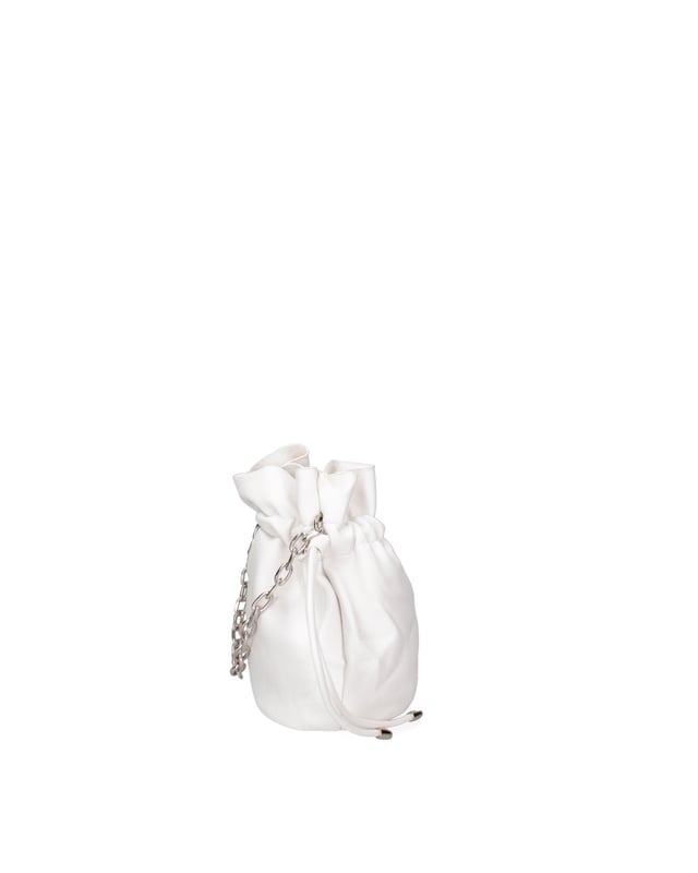Bolso tipo bombonera para mujer. El cierre es con cremallera. Los bolsillos internos son uno con cremallera y otro abierto. Los bolsillos externos están ausentes. La correa para el hombro es ajustable y extraíble. El mango es de cadena. Hay un compartimento interno. El material exterior es PVC. Internamente está forrado en poliéster. Medidas: 22x24x12 cm. Producto de moda