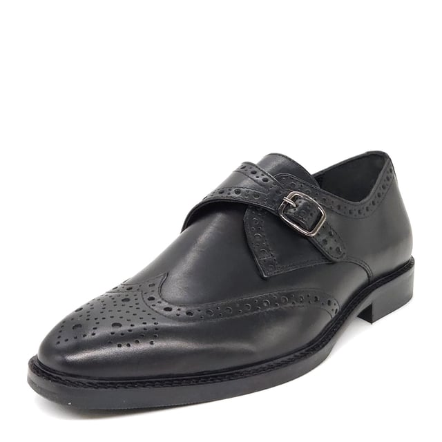 Classic and contemporary, the Barnet Monk Strap Brogue boasts a single monk strap design with side buckle detail. Complete with a decorative brogue finish in a smooth leather.