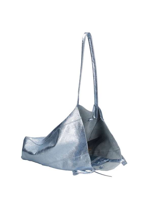 Damesshopper met leren trekkoordsluiting. één met binnenzakken met ritssluiting. afwezige externe zakken. ontbrekende schouderband. Leren handvat. één binnenvak.  extern materiaal. gevoerd met 70% katoen - 30% polyester binnenkant. Afmetingen: 40x36x11 cm. Gemaakt in Italië