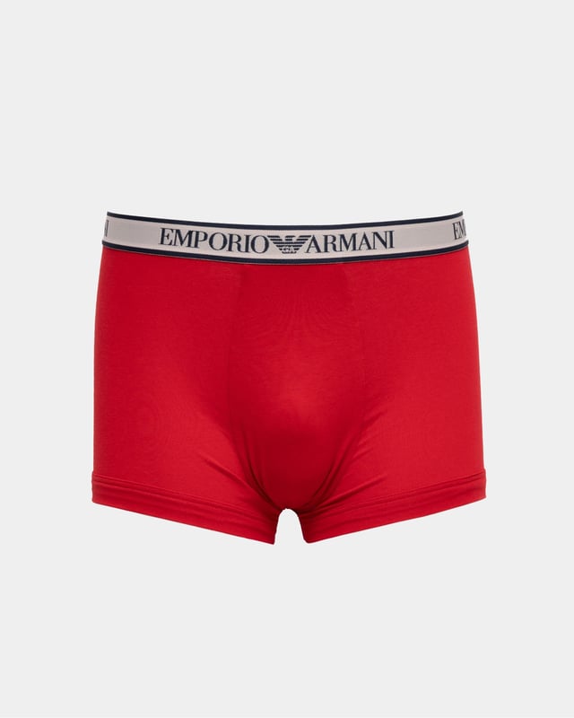 Discover the Emporio Armani boxer shorts 3-pack for men - the perfect combination of style and comfort! This set contains three high-quality boxer shorts that are equipped with a logo elastic waistband for a secure fit. The lined front with no opening ensures a comfortable fit while providing support. With the SHAPED FIT, these boxer shorts offer a modern and body-hugging silhouette that fits perfectly under your clothes. Made from high-quality materials, they guarantee a pleasant feel and long-lasting quality. Get the Emporio Armani boxer shorts 3-pack now and enjoy comfort and style all day long!