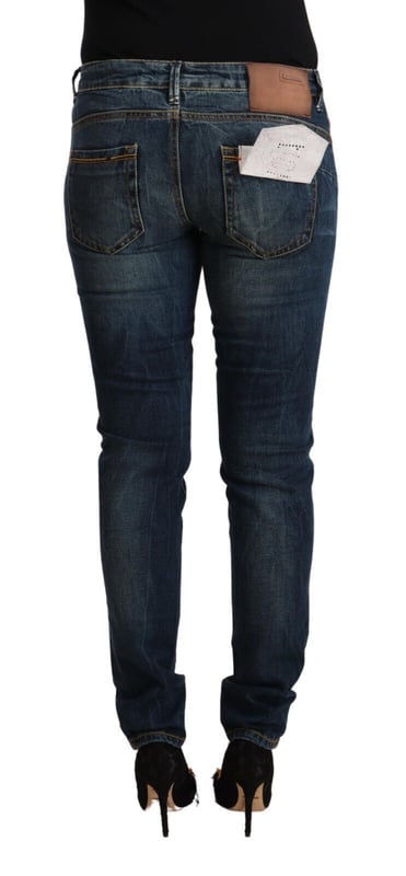 Marke: ACHT  
Material: 99% Baumwolle 1% Polyester  
Passform: Slim  
Taille: Niedrig  
Farbe: Blau gewaschen  
Verschluss: Reißverschluss  
Details: Logo  
Material: 99% Baumwolle 1% Polyester