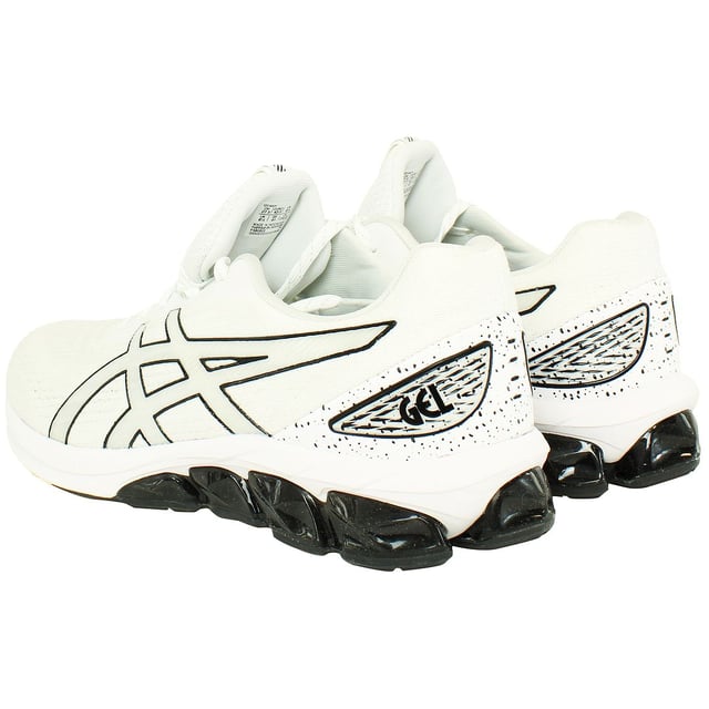 Adéntrate en el futuro del calzado deportivo con las zapatillas ASICS Gel-Quantum 180 VII blancas para hombre. Diseñadas para ofrecer la máxima comodidad, rendimiento y estilo, estas zapatillas cuentan con un elegante diseño blanco que irradia versatilidad tanto para actividades atléticas como para ropa informal.

Características principales:

 Sistema de amortiguación con tecnología GEL:  Las Gel-Quantum 180 VII están equipadas con la tecnología GEL característica de ASICS en el retropié para atenuar el choque durante el impacto, garantizando una transición suave a través del ciclo de la marcha. Este avanzado sistema de amortiguación mejora el confort, especialmente durante las actividades de alto impacto.

 Tecnología Trusstic System:  La tecnología Trusstic System integra un componente resinoso en la zona del mediopié, reforzando la estabilidad y evitando la torsión excesiva. Esta característica refuerza la integridad estructural de la zapatilla sin añadir peso innecesario.

 Plantilla OrthoLite:  La plantilla OrthoLite no sólo mejora la comodidad, sino que también proporciona control de la humedad y transpirabilidad. Ayuda a mantener los pies secos y frescos durante un uso prolongado, haciendo que estas zapatillas sean adecuadas para su uso durante todo el día.

 Mediasuela AmpliFoam:  La entresuela AmpliFoam ofrece una amortiguación ligera y duradera, proporcionando un excelente equilibrio entre flexibilidad y capacidad de respuesta. Esta tecnología contribuye a una zancada más enérgica y cómoda.

 Suela de caucho de alta abrasión:  La duradera suela exterior de caucho, con un compuesto de alta abrasión, proporciona una tracción fiable en diversas superficies. Esto hace que las Gel-Quantum 180 VII sean adecuadas para una amplia gama de actividades, desde correr por carretera hasta el entrenamiento cruzado en el gimnasio.