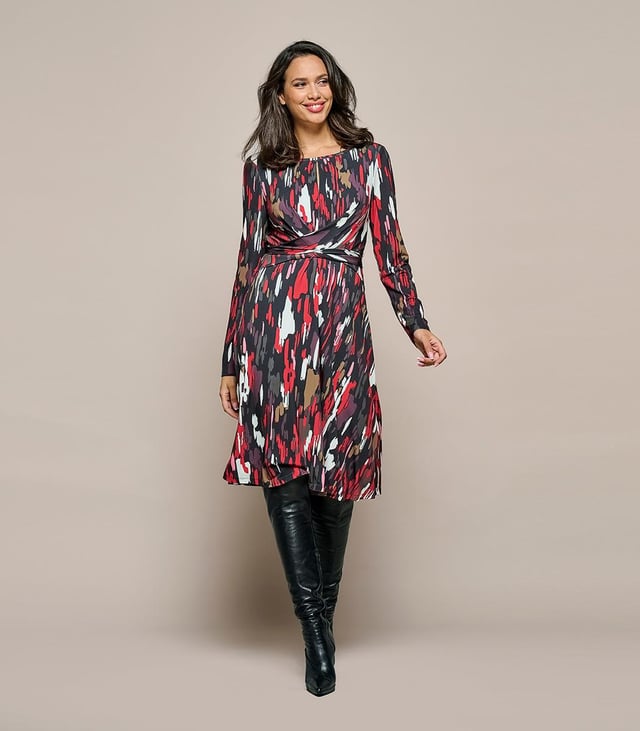 Straal in een prachtige jersey print jurk van Mart Visser. De Maddie print jurk in taupe multi is gemaakt van comfortabele jersey stretchstof en heeft een unieke taupekleurige grafische print. Het kleurenpalet van deze print bestaat uit rood, taupe, dark berry, wit, licht roze en zwart. Deze stijlvolle jurk heeft een A-lijn rok met strikbanden die op verschillende manieren te knopen zijn. De jurk valt ruim over de knie, heeft lange mouwen en een uniek key-hole detail bij de hals. Met zijn fit en flare pasvorm creëren de strikbanden in de taille een flatterend effect bij de buik, terwijl de A-lijn rok zorgt voor een speelse en zwierige uitstraling. Dresscode: maximaal vrouwelijk én maximaal comfort.