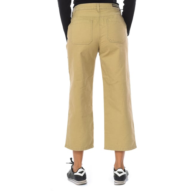Pantalón pirata Napapijri.
Color Beige
Cinturilla con cierre de botones.
Dos bolsillos en laterales y parte trasera.
Nombre de la marca estampado en lateral.
Costuras vistas a tono.

Composición:  100% Algodón

Lavar máximo a 30ºC.
- No planchar.
- Permite usar secadora.
- No usar lejía.
- No admite el lavado en seco.