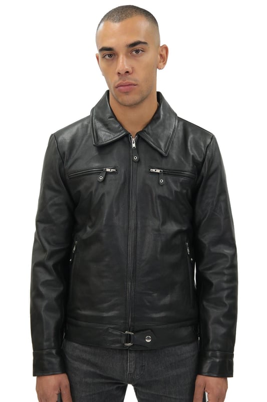 Fabricada con auténtica piel de vaca encerada y con un cuello camisero clásico, nuestra chaqueta es una pieza de calidad que rezuma un estilo único. Esta chaqueta es más corta y se completa con un panel de cinturón en el dobladillo para ayudarte a conseguir el ajuste deseado y lograr una mayor comodidad. La parte delantera de la chaqueta solo tiene dos bolsillos con cremallera en el pecho, para ayudar a que la chaqueta se mantenga discreta en su aspecto elegante, con otros dos bolsillos colocados sutilmente a los lados para mayor practicidad. • Piel de vaca auténtica de alta calidad • Cuatro bolsillos externos • Cierre de cremallera central YKK con lengüeta • Cuello camisero clásico • Bolsillos integrados en el forro de la chaqueta • Puños y cinturón con cremallera en el dobladillo para permitir la personalización según las preferencias personales