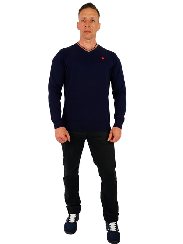 Een geweldige gebreide trui voor heren van het merk U.S. Polo ASSN. Aangenaam om te dragen, comfortabel en sportief gesneden tegelijk. Kan met veel kledingstukken worden gecombineerd. Hoogwaardige materialen en nauwkeurige afwerking kenmerken de mode van U.S. Polo ASSN.