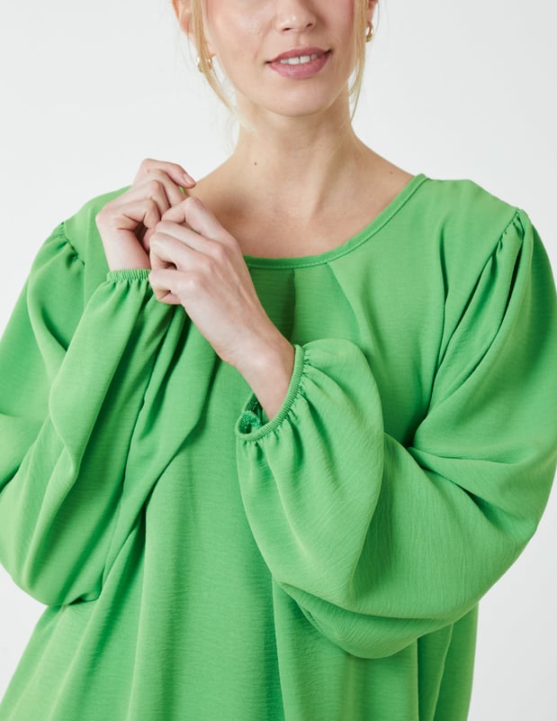 A elasticated blouson hem blouse perfect for those more casual days! This oversized top is a perfect through on and go option!