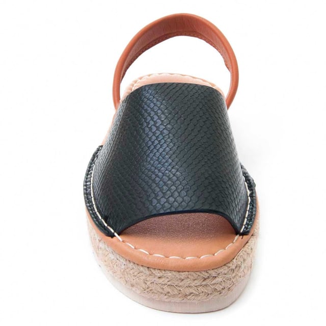 Sandalia de plataforma para mujer. Ajuste cómodo. Plantilla acolchada. Suela antideslizante. Costuras reforzadas. Colección cápsula en colaboración con la marca.