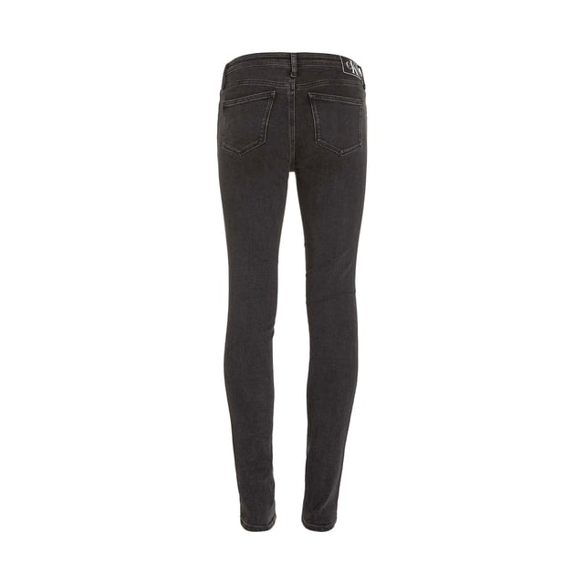 Color: Denim Black 1BY Cintura: Alta Detalles: Cinco bolsillos, elástico con logo aplicado en la espalda Cierre: Botón en la cintura Largo: Largo Corte: Slim Ocasión: Tiempo libre