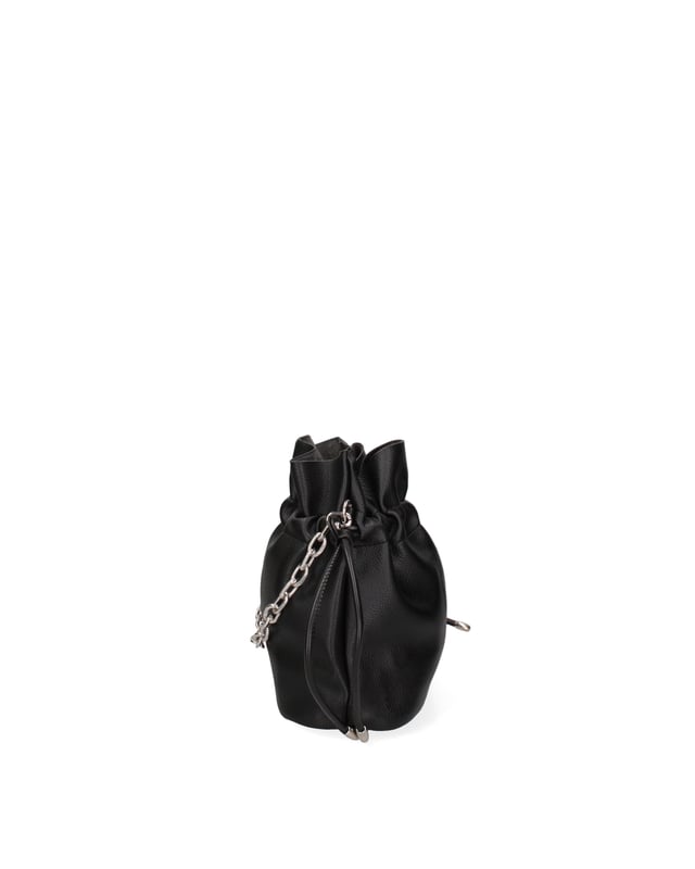 Bolso tipo bombonera para mujer. El cierre es con cremallera. Los bolsillos internos son uno con cremallera y otro abierto. Los bolsillos externos están ausentes. La correa para el hombro es ajustable y extraíble. El mango es de cadena. Hay un compartimento interno. El material exterior es PVC. Internamente está forrado en poliéster. Medidas: 22x24x12 cm. Producto de moda
