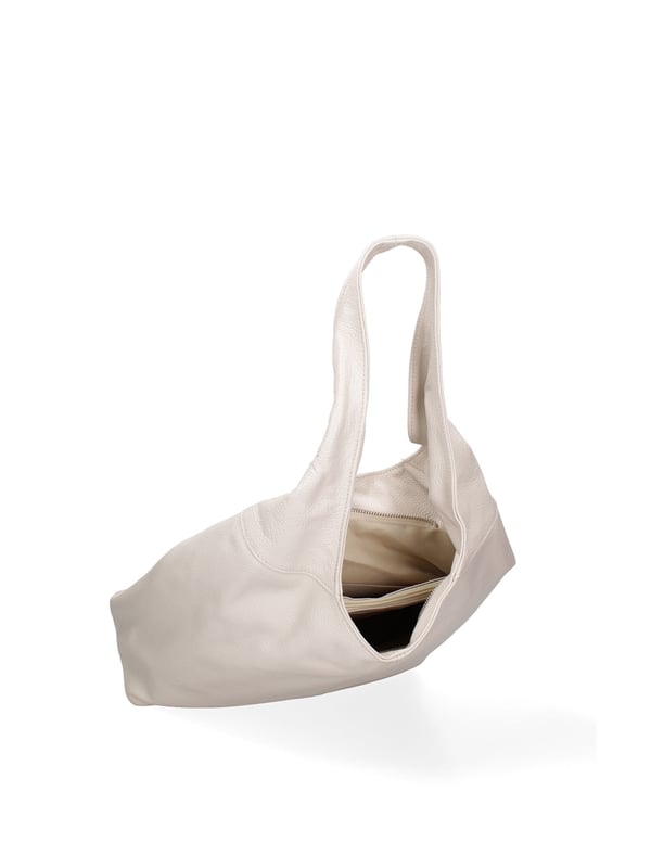 Bolso tipo cartera para mujer. El cierre es con cremallera. Los bolsillos internos son dos con cremallera y dos abiertos. Los bolsillos externos están ausentes. Falta la correa para el hombro. El mango es de piel. Hay dos compartimentos internos. El material exterior es piel auténtica tipo dólar. Internamente está forrado en tejido 70% algodón - 30% poliéster. Medidas: 39x55x13 cm. Hecho en Italia