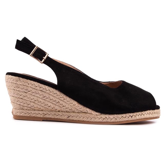 Poets je zomerse stijl af met deze comfy sleehak sandaal-meets-pump van Solesister. De espadrille jute sleehak wordt gecombineerd met een zwart bovenwerk met een verstelbaar enkelbandje. open teen en een wijdere pasvorm. De perfecte aanvulling op je looks voor warmer weer.