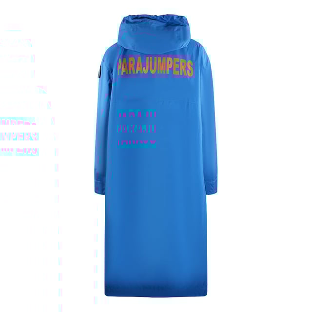 Parajumpers Cara Crayon blauwe lange jas. Blijf warm en stijlvol in de Parajumpers Blue Coat. Deze luxe damesjas is vervaardigd en beschermt tegen de elementen. Offer stijl niet op voor comfort - maak een statement!. Bovenmateriaal: 80% polyester, 20% polyurethaan. Voering: 80% polyester, 20% polyurethaan. Blauwe jas, overjas, dun jasje. Ritssluiting, dunne regenjas, gemaakt van 30% gerecyclede stoffen. Stijlcode: Cara 211