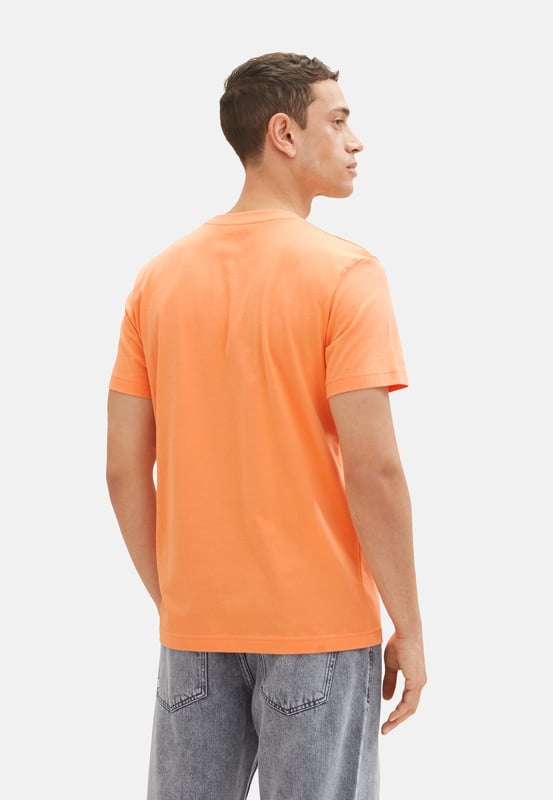 Dieses T-Shirt von Tom Tailor für Herren ist ein echter Hingucker. Es hat einen Rundhalsausschnitt und kurze Ärmel für einen lässigen Look. Das Highlight ist der Fotoprint auf der Vorderseite, der ihm ein urbanes Flair verleiht. Das T-Shirt ist aus hochwertigen Materialien gefertigt, die für einen hohen Tragekomfort und eine gute Passform sorgen. Ob zu Jeans, Shorts oder Chinos, dieses T-Shirt passt zu jedem Outfit und ist ideal für den Sommer. Bestellen Sie jetzt dieses Tom Tailor T-Shirt mit Fotodruck für Herren und überzeugen Sie sich von seiner Qualität und seinem Stil.
