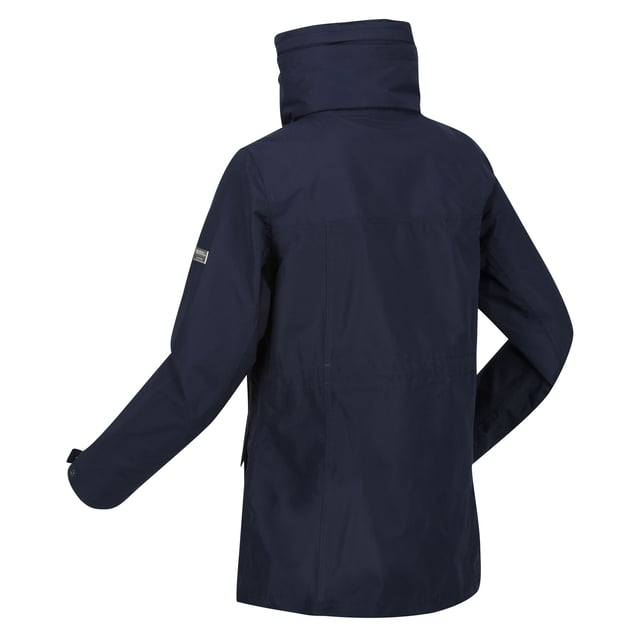 Material: 100% polyester. Foder: Tryckt, Taffeta. Design: Logotyp, enfärgad. Tygteknik: Andningsbart, DWR-finish, Isotex 5000, lätt, vattentätt, vindtätt. Ventilation baktill, skiktad, tejpade sömmar. Halsringning: Trattringad hals, huva. Ärmtyp: Långärmad. Manschett: Snäppknäppning. Funktioner på huva: Hopfällbar, reglage för justering. Fickor: Invändiga, 2 nedre fickor, lockstängning, knäppning, säker ficka med dragkedja, 2 handvärmarfickor. Fästanordning: Hel dragkedja. 5000g/m²,/24 timmar. Nedtill: Justerbar, dragsko. Hållbarhet: Tillverkad av återvunnet material.