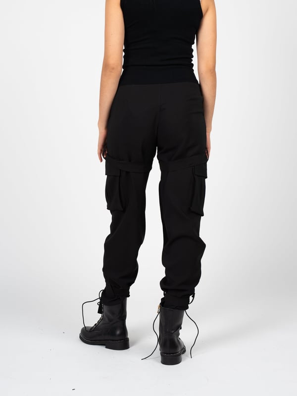 Unser Produkt zeichnet sich durch eine einheitliche Farbe aus, die ihm Eleganz verleiht und es Ihnen ermöglicht, es leicht zu jeder Stilrichtung zu passen, sei es lässig oder formeller.

Dank dekorativer Streifen, die das Ganze subtil verzieren, erhält das Produkt einen einzigartigen Charakter und hebt sich von anderen ab, indem es Ihrer Garderobe einen Hauch von Luxus hinzufügt.

Ein einzigartiges dekoratives Element am Knopf ist ein kleines, aber bedeutendes Detail, das die Aufmerksamkeit auf sich zieht und die Sorgfalt für Details betont, was dem Ganzen einen besonderen Charme verleiht.

Praktische und stilvolle große Taschen sind nicht nur ein modisches Element, sondern auch eine funktionale Ergänzung, die das Aufbewahren von notwendigen Kleinigkeiten auf bequeme Weise ermöglicht.

Das Produkt wurde in Italien hergestellt, was die höchste Qualität der Verarbeitung und die Verwendung der besten Materialien garantiert und ihm zusätzliches Prestige sowie die Sicherheit verleiht, dass Sie etwas wirklich Besonderes wählen.