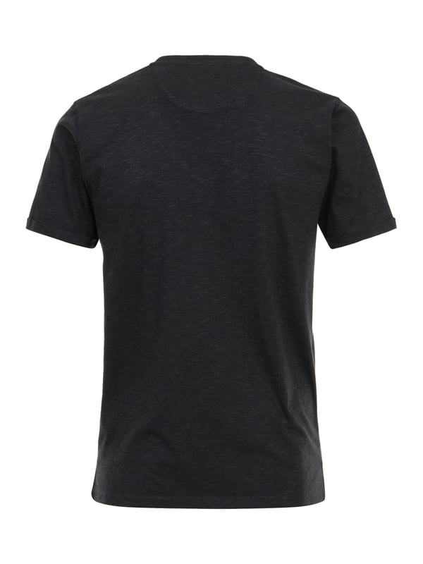Verover het modepodium met dit henley shirt voor heren dat stijl en comfort naar een nieuw niveau tilt. De normale pasvorm belooft ontspannen elegantie, terwijl de knoopsluiting met 3 knopen het shirt een opvallende touch geeft die de aandacht op zich vestigt.  De smalle strepen op het shirt geven het een subtiele dynamiek die een lust is voor het oog. Deze fijne balans tussen patroon en eenvoud maakt het Henley shirt een veelzijdige metgezel voor de meest uiteenlopende gelegenheden.  De borstzak voegt niet alleen een vleugje functionaliteit toe, maar benadrukt ook het geraffineerde ontwerp van het shirt. Het kleine geborduurde logo op de borst voegt een persoonlijk tintje toe en is een bewijs van kwaliteit en aandacht voor detail.  Met de labellabels op de zoom en de knoopsluiting kun je je nog meer inleven in de stijl. Deze kleine details geven het overhemd een individueel tintje en benadrukken de hoogwaardige afwerking. Of je het nu draagt met jeans voor een casual look of met chino's voor een nonchalant elegante look, dit overhemd zal je stijl op charmante wijze aanvullen.