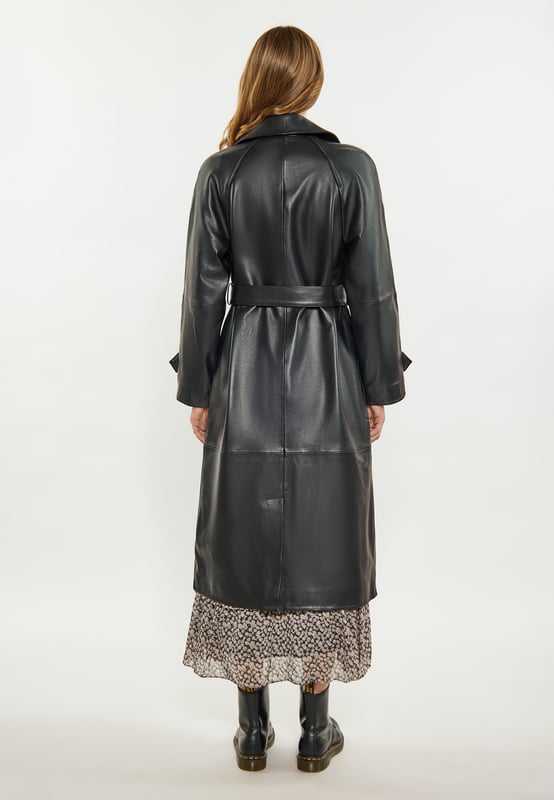 Omarm klassieke elegantie met deze trenchcoat met dubbele rij knopen, een stijlvolle reverskraag en lange mouwen. Het is gemaakt van luxueus lamsleer en heeft strakke lijnen en vintage charme. De taille met riem zorgt voor een getailleerd silhouet, terwijl raglanmouwen voor comfort zorgen. Dit tijdloze exemplaar is perfect voor wie verfijnde mode op prijs stelt.  Jas
