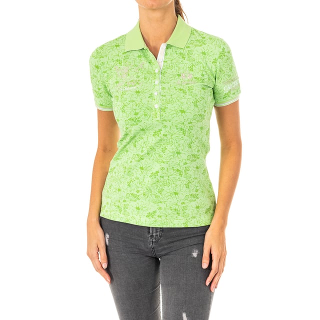 Polo manga corta estampada.
Color Verde
Cuello de solapa.
Cierre medio de botones.
Detalle de bordado del logo de la marca en el lateral superior.
Detalle bordado, en la parte delantera y manga.
Costuras vistas a tono.

Composición:  95% Algodón, 5% Elastano

- Lavar máximo a 40ºC.
- Planchar a media temperatura, máx. 130ºC.
- Permite usar secadora.
- No usar lejía.
- No admite el  lavado en seco.


Talla              Talla
Diseñador   Europea

1                       XS
2                         S
3                         M
4                         L
5                        XL
6                       XXL