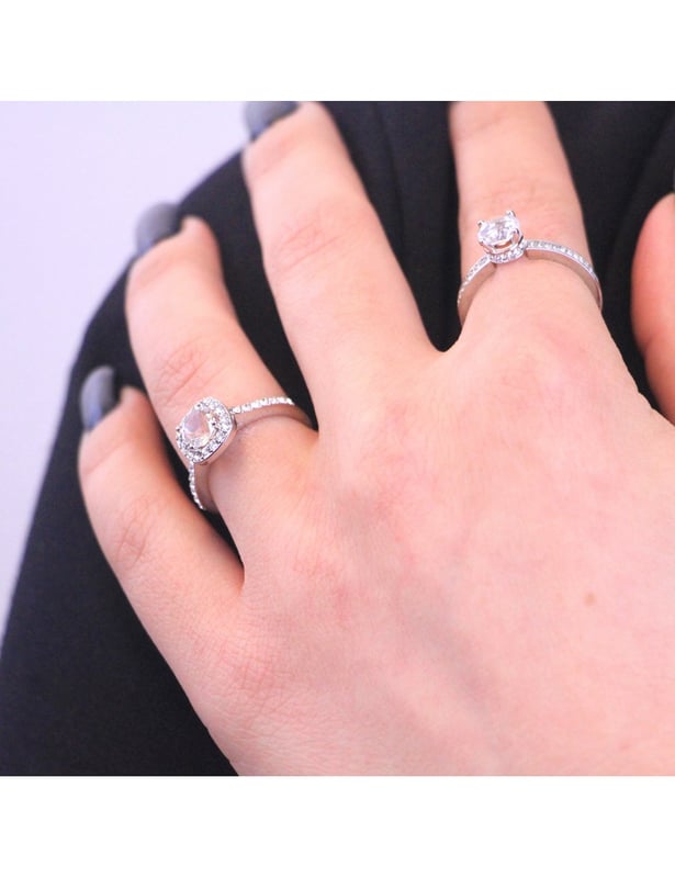Framgång garanteras för vår Cushy-ring och dess österrikiska kristaller av hög kvalitet. Den eleganta designen har en glittrande finish och är perfekt för att försköna din stil och ge en skimrande touch av glamour till din look.