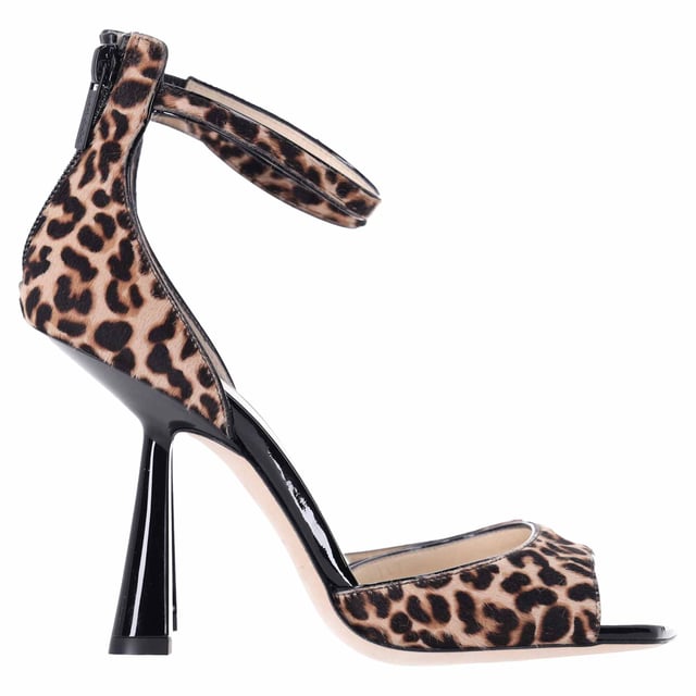 Jimmy Choo Reon Leopard Print Ankle Strap Heeled Sandals in Brown Calf Hair VINTAGE, RRP AS NEW
The Jimmy Choo Reon Leopard Print Ankle Strap Heeled Sandals in brown calf hair are the epitome of bold elegance and luxury. Featuring a striking leopard print design, these sandals are crafted from high-quality calf hair that exudes both texture and sophistication. The ankle strap ensures a secure fit while adding a touch of refinement, and the slender heel offers just the right amount of height to elevate any outfit. Perfect for both daytime chic and evening glamour, these sandals make a statement while remaining versatile enough for various occasions. Step into timeless style with the Jimmy Choo Reon Leopard Print Ankle Strap Heeled Sandals — a must-have for the fashion-forward.
Jimmy Choo Reon Leopard Print Ankle Strap Heeled Sandals in Brown Calf Hair
Condition: Excellent
Signs of wear: Include Box., No visible sign of wear. No Mark at insole., Very light mark at soles.
Packaging: Dust bag
Color: Brown
Material: Calf hair
Size: EU | 37/IT37/US7/UK4
Measurements: Heel height: 100; Insole length: 240
SKU: TONPUDESH444012W