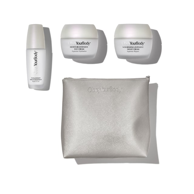 Eine einfache tägliche Hautpflegeroutine wird mit dem Silver Daily Routine Set
in unserer charakteristischen Tasche zu einem ausgewogenen Glanz.Das Set besteht aus einem Gesichtsserumkonzentrat, einer intensiv feuchtigkeitsspendenden
Tagescreme und eine nährende Nachtcreme. 200 ml