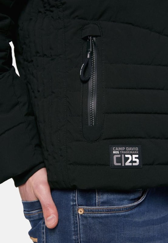 Voor een coole ski-look is deze winterjas voor heren van CAMP DAVID precies wat je zoekt. De jas heeft smalle stiksels op de mouwen, schouders, zijkanten en zoom, wat voor een sportief accent zorgt. Een opvallend artwork met logoborduurwerk siert de voorkant van de jas. De jas heeft een afneembare capuchon met een gezellige teddyvoering, een opvallende logotape en verder artwork. Ook heeft de jas neopreen details op de ritssluiting aan de voorkant en de ritszakken.