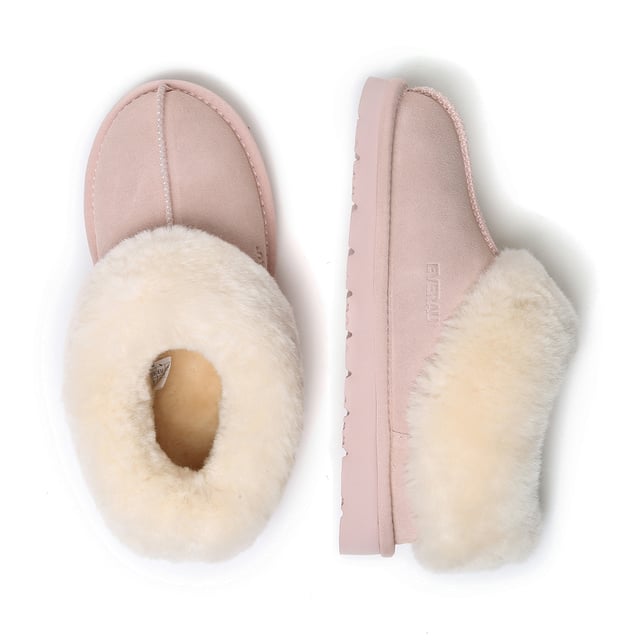 This cozy slipper with a central seam and a full collar offer an invitation to indulge in unparalleled comfort. Crafted with a lining and insole made from-Sheepskin, it provides breathable warmth for chilly feet.

Specification:
Suede Upper
Warm Sheepskin Wool Lining
Soft Sheepskin Wool Insole
Eva Sole

Technologies:
Water Resistance Upper
Light Weight Outsole