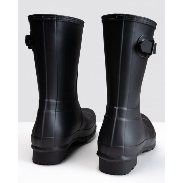 La bota de agua corta original de Hunter es una bota de agua de diseño premium negra. perfecto para paseos mojados y embarrados o tareas al aire libre. Estas botas para hombre son totalmente impermeables. Hecho a mano y cuenta con una suela de goma resistente. Un forro de poliéster mantiene tus pies cómodos y ajustados. Están completos con la marca Hunter.
