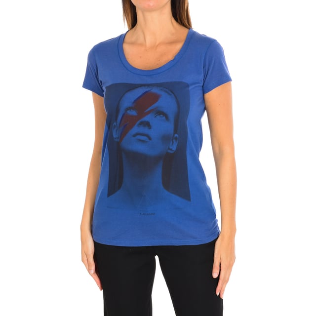 Camiseta manga corta Eleven Paris.
Color Azul
Cuello redondo.
Manga corta.
Modelo Kate Moss
Costuras vistas a tono.

Composición:  100% Algodón

Instrucciones de lavado:
- Lavar máximo a 30ºC.
- Planchar a media temperatura, máx. 110ºC.
- Permite usar secadora.
- No usar lejía.
- No admite el  lavado en seco.