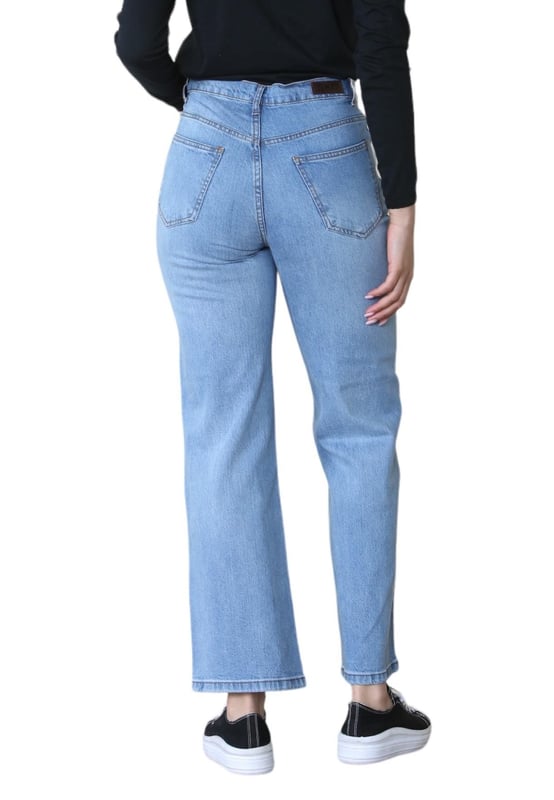 MYT Damen High Waisted Jeans mit weitem Bein sind aus hochwertigem Denim-Stoff gefertigt. Sie sitzt hoch und bequem auf der Taille mit einer dramatischen A-Linien-Bein-Silhouette, die sich nahtlos an Ihre Hüften anschmiegt.- -. Das Five-Pocket-Design sowie der Knopf- und Reißverschluss sorgen für klassische Akzente. Ein Markenetikett auf der Rückseite sorgt für ein charakteristisches Finish.- -. Der Stoff ist mit 2 % Elastan gemischt, was für leichte Bewegungsfreiheit und Komfort sorgt.- -. Das klassische, weite Bein und die gerade Passform dieser Damenjeans machen sie unglaublich vielseitig.- -. Kombinieren Sie sie mit Ihrer Lieblingsbluse oder einem lässigen T-Shirt.