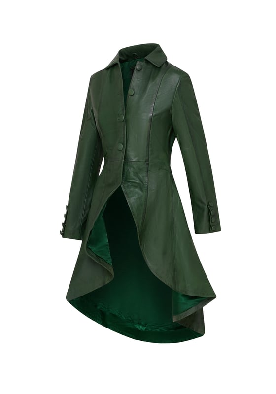 Deze lange jas, geïnspireerd op Victoriaanse en Edwardiaanse stijlen, heeft een strak uitlopend design gemaakt van 100% premium leer. Perfect voor gothic en punk mode, het is een gedurfd statement piece dat vintage charme combineert met een moderne rand. Lange uitlopende jas voor een opvallende look Gemaakt van 100% premium leer voor duurzaamheid en luxe Victoriaanse en Edwardiaanse invloeden met een eigentijdse twist Perfect voor gothic, punk of alternatieve modestijlen